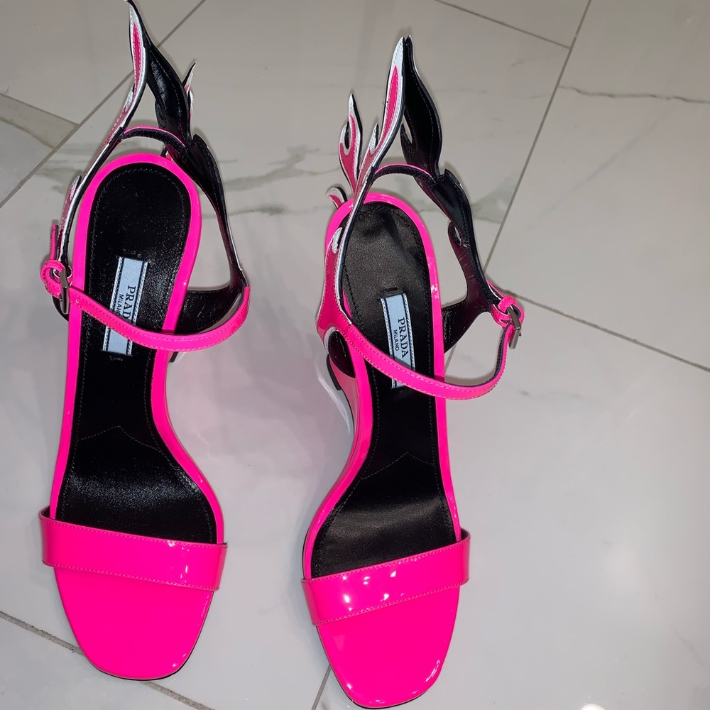 ❗️SOLD❗️Prada Flame heels - Picture 4 of 6